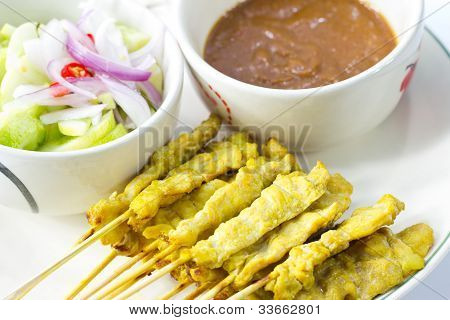 Gril vepřové Satay s arašídovou omáčkou a okurková polévka