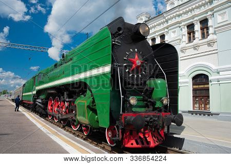 Moscow, Russia - June 07, 2017: Green Retro Steam Locomotive With Red Wheels Arrived To The Platform