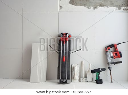 outils de construction comme les tuiles coupeur électrique marteau perceuse et truelles