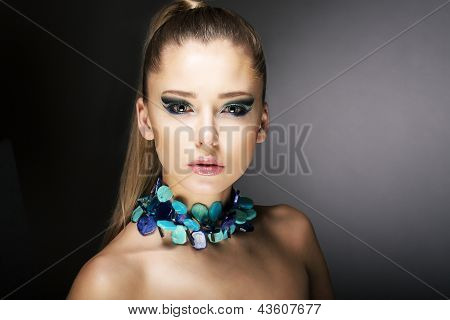 Lusso. Splendida donna Trendy con collana turchese