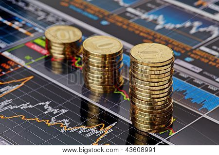 Downtrend กองเหรียญ แผนภูมิหุ้นเงินเป็นพื้นหลัง โฟกัสที่เลือก