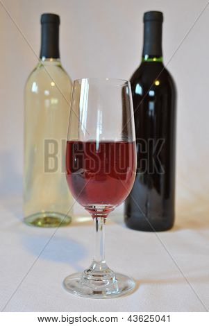 Glas Rotwein auf hellem Hintergrund