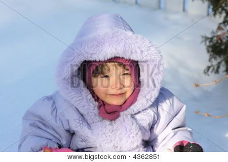 Jovens brincando na neve.