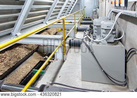 Hydraulic Cylinders To Drive The Biomass Scraping Feeder From The Bin To The Scraper Feeder