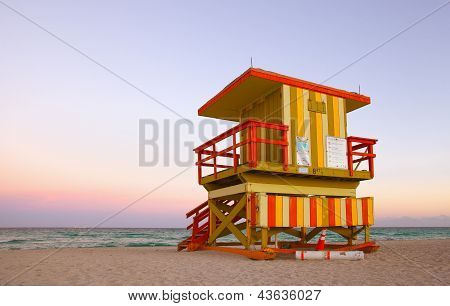Cena de Verão em Miami Beach, Flórida, com uma casa de salva-vidas colorido
