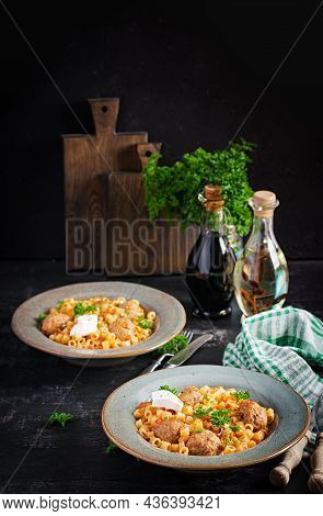 Italian Traditional Ditalini Pasta With Meatballs In Tomato Sauce And Vegetables In Bowl.  Ditalini 