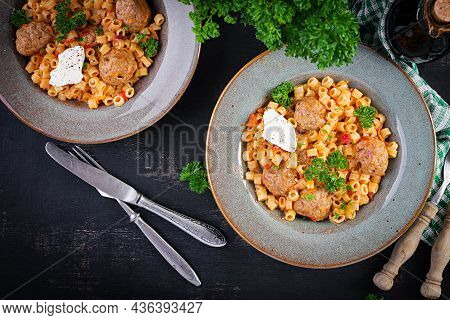 Italian Traditional Ditalini Pasta With Meatballs In Tomato Sauce And Vegetables In Bowl.  Ditalini 
