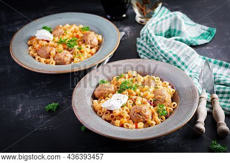 Italian Traditional Ditalini Pasta With Meatballs In Tomato Sauce And Vegetables In Bowl.  Ditalini 