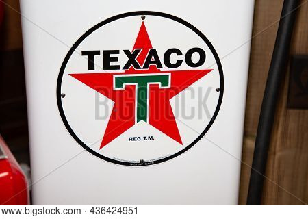 Bordeaux , Aquitaine  France - 10 10 2021 : Texaco Gas Station Sign Text And Logo Brand From Chevron
