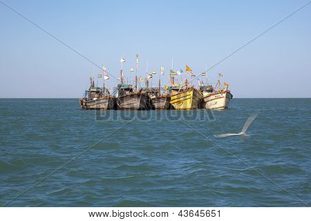 Rad fiskebåtar förankrade Offshore
