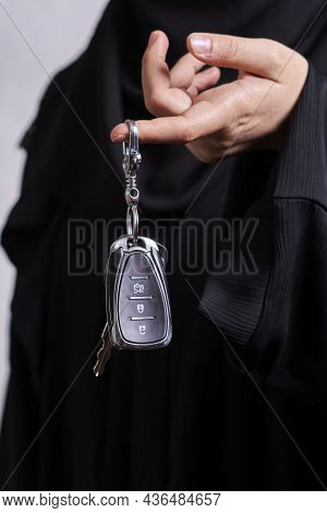 Arabian Woman Holding Car Keys. Muslim Woman In Black Traditional Clothing Holding Keys Of Automobil