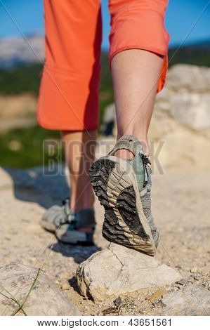 Trekker gør hende vej i sandaler Loseup