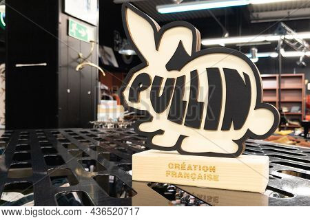 Bordeaux , Aquitaine  France - 10 10 2021 : Pullin Sign Logo Rabbit Text Retail Store Fun Board Fren