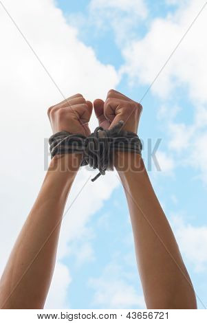 Handen vastgebonden met touw