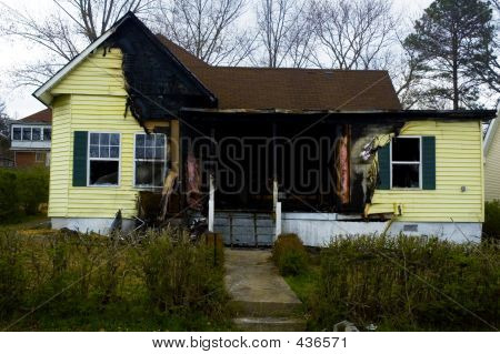Casa bruciata