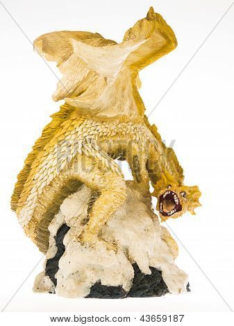 Snow Dragon sedí na skále s bílým pozadím