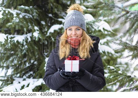 Beautiful Happy Girl Whitework Smile Teeth, Blue Eyes With Gift Box On Spruce Background In Frosty D