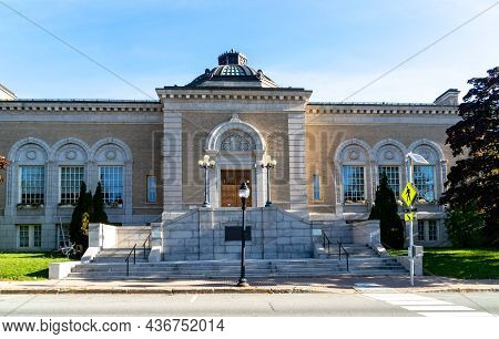 Bangor, Me - Usa - Oct. 12, 2021: Horitzontal View Of The Bangor Public Library. Built In 1911 In Ea