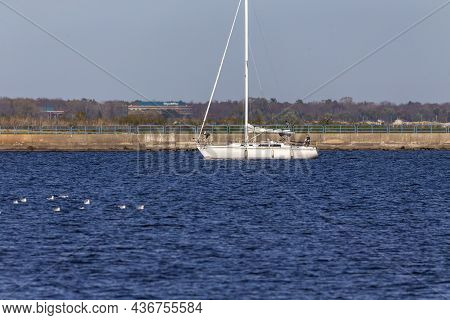Manitowoc, Wi Usa 10-19-2021:return Of The Sailboat To The Port Of Manitowoc