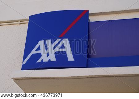 Bordeaux , Aquitaine  France - 10 15 2021 : Axa Logo And Text Sign Front Of French Bank Agency And I