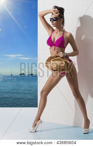 美女与比基尼和前面的手臂