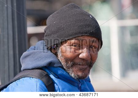 Szczęśliwy bezdomnego African American