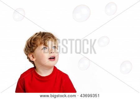 귀여운 소년 재생 거품