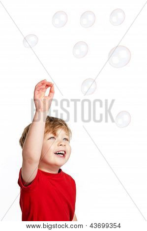 귀여운 소년 재생 거품