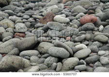 Felsen am schwarzen Sandstrand in hawaii