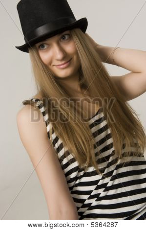 Blonde in eine lustige schwarzen Hut