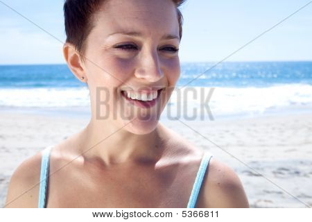 해변에서 아름 다운 여자