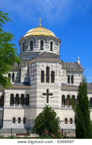 Orthodoxe Kathedrale wieder aus Ruinen