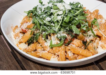 Rigatoni with arugula and shrimp