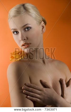 Blond pige med Orange blomst