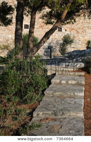 Güvercin Adası'nda kayalık yol