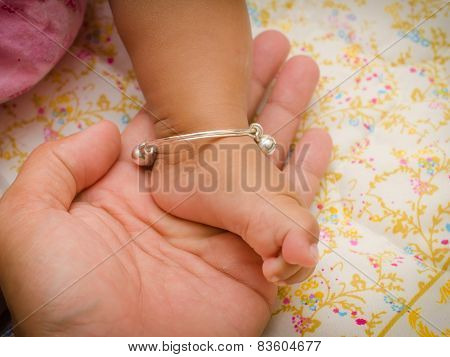 Anklet Of Newborns In Mom's Hand