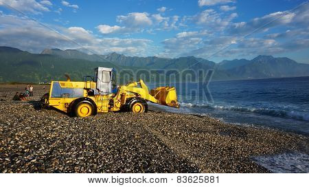 Fishermen Unload The Fishes From The Boat By Using Truck In Hualien, Taiwan
