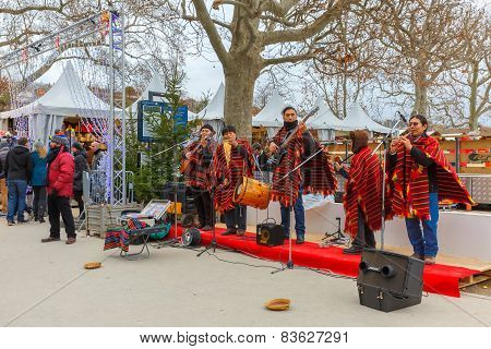 Latin American ensemble buskers in Paris