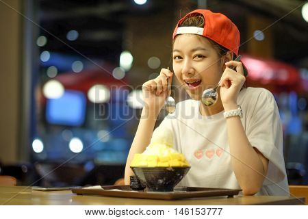 Little Girls Are Eating Bingsu Mango Cheese - Korean Dessert