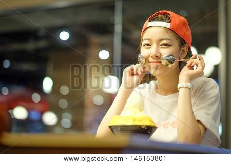 Little Girls Are Eating Bingsu Mango Cheese - Korean Dessert