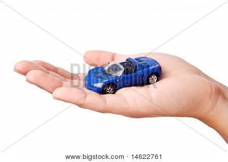 Držení rukou malé modré auto