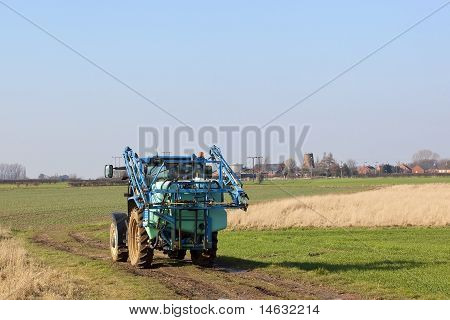 Blå traktor med Spray udstyr