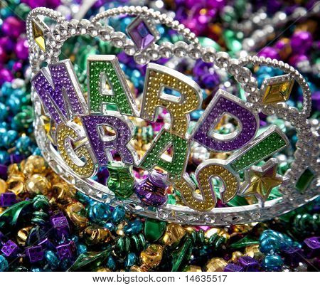 En farverig Mardi Gras krone på toppen af en gruppe af farverige perler