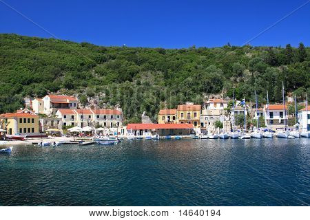Hafen von Fiskardo auf der ionischen Insel Lefkas Griechenland