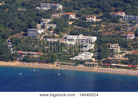 Vista aerea del villaggio di Parga Grecia - Lichnos beach girato dall'elicottero