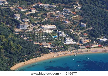 Vista aerea del villaggio di Parga Grecia - Lichnos beach girato dall'elicottero