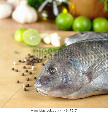 Rå fisk kaldes Tilapia