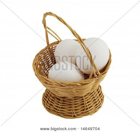 Drei weiße Eier In Stroh geflochtenem Korb, Isolated On White