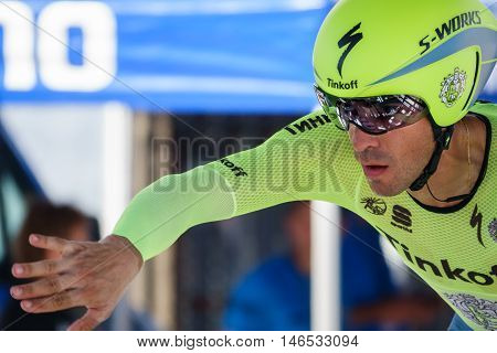 JAVEA - SEPTEMBER 9: Alberto Contador gives instructions in the start of the decisive time trial stage of La Vuelta on September 9, 2016 in Alicante, Spain