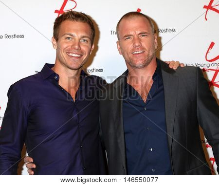 LOS ANGELES - SEP 8:  Micheel Roark, Sean Carrigan at the Young and The Resltless 11,000 Show Celebration at the CBS Television City on September 8, 2016 in Los Angeles, CA